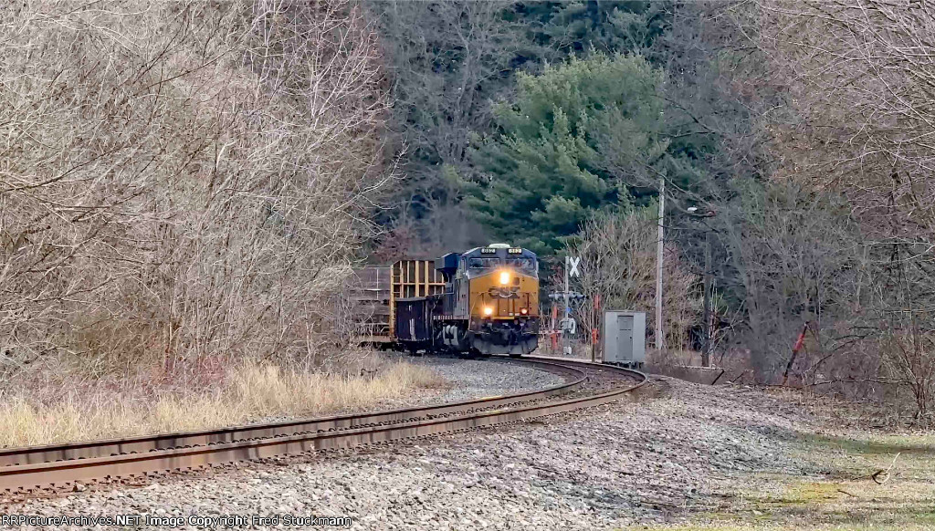 CSX 882 leads M369.